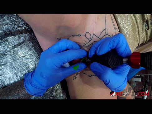 ❤️ Estremamente tatuato hottie Sully Savage ottenuto un tatuaggio sul suo clitoride ❤ Video di sessoal it.psi-mass.ru ❌❤